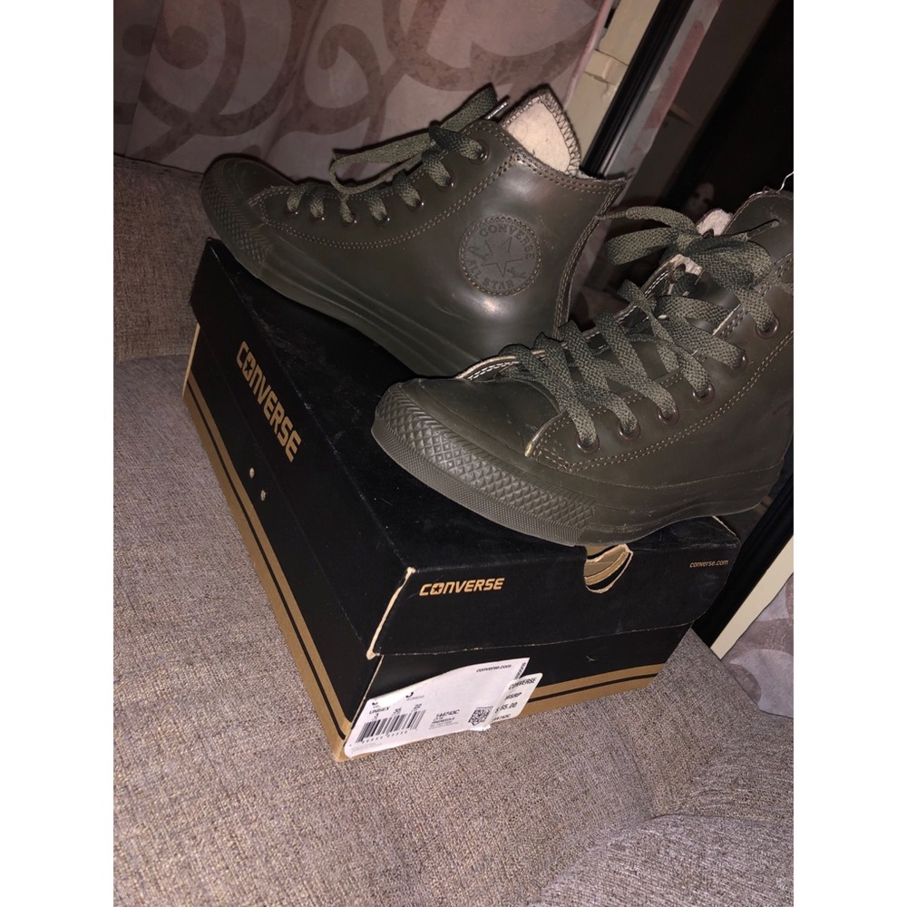 WOMEN’S CONVERSE SNEAKERS